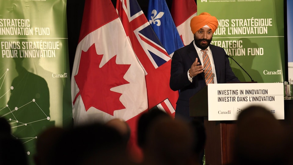 Le ministre fédéral de l'Innovation, des Sciences et du Développement économique, Navdeep Bains, s'adresse à un auditoire