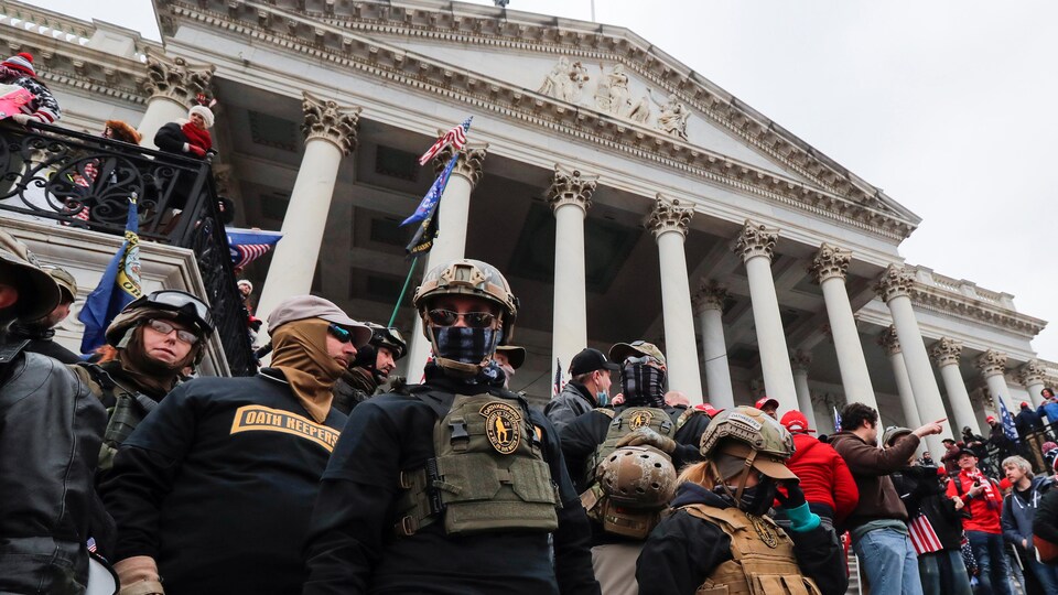 Des émeutiers devant le Capitole. 