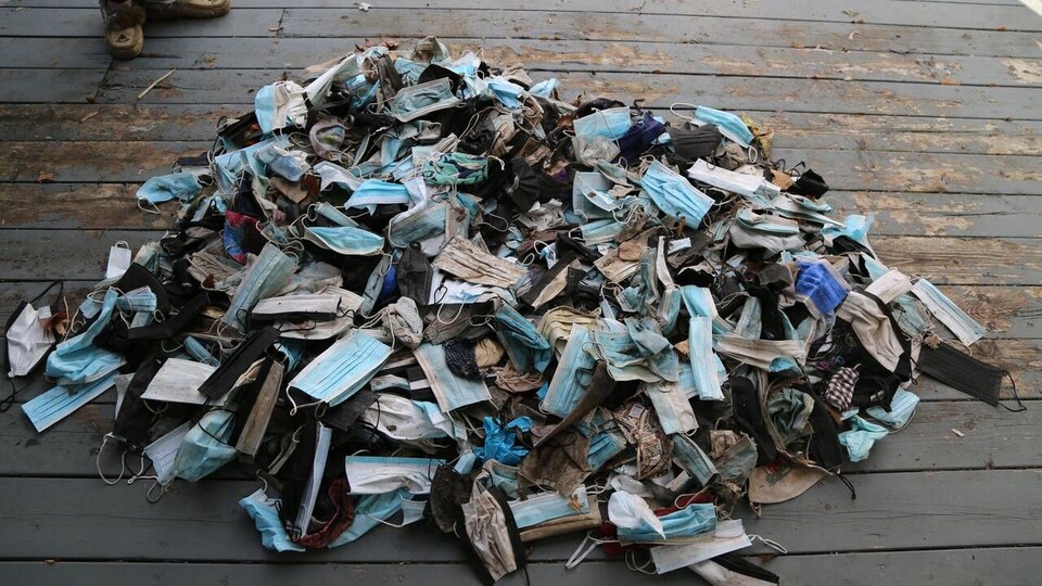 Les 600 masques ramassés par Sue Fisher.
