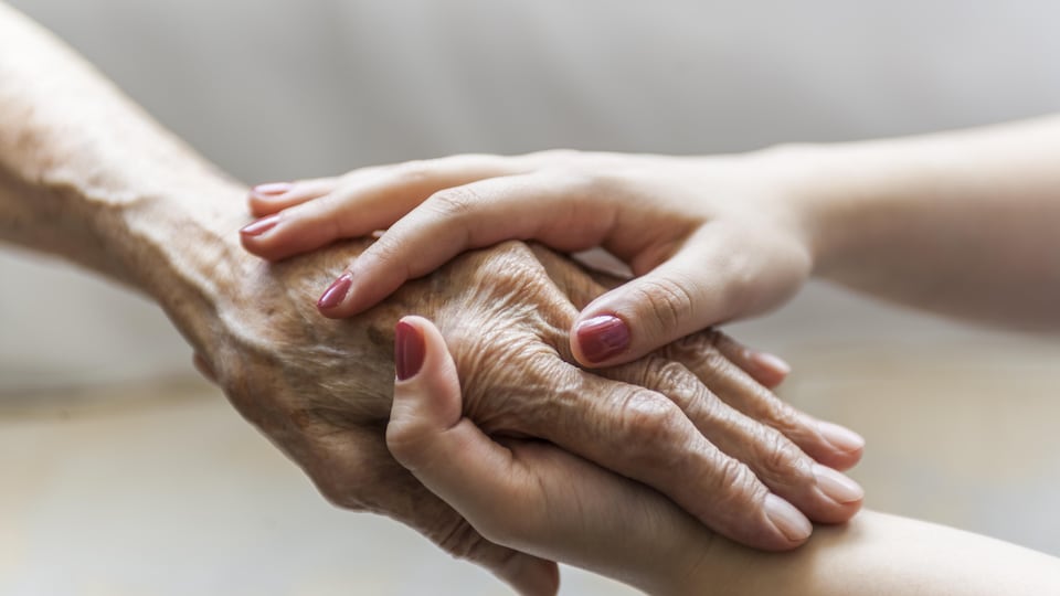 Les Proches Aidants Doivent Aussi Prendre Soin D'eux-mêmes | Radio ...