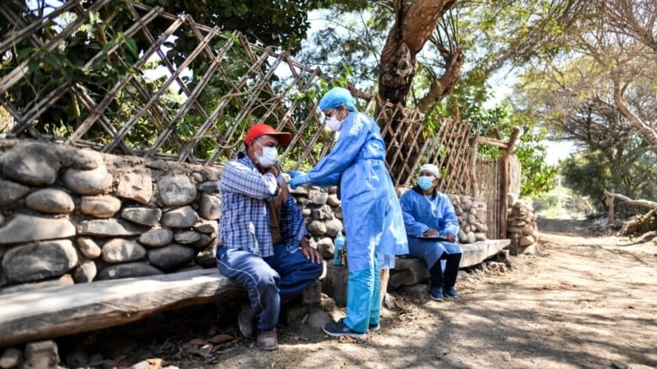 Un travailleur de la santé vaccine un habitant du sud du Pérou avec un vaccin Pfizer-BioNTech.
