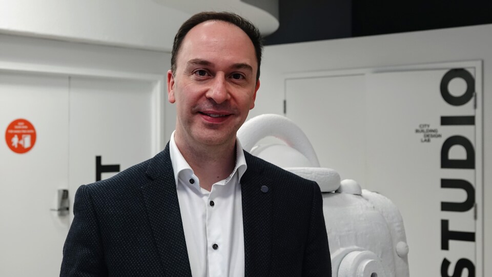 Le professeur Aaron Goodarzi dans une pièce de l'Université de Calgary.