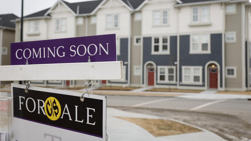 Des maisons à vendre dans un nouveau ensemble immobilier d'Airdrie, en Alberta, le vendredi 28 janvier 2022.