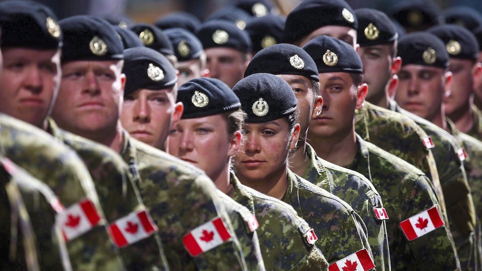 Des soldats canadiens en rangée.