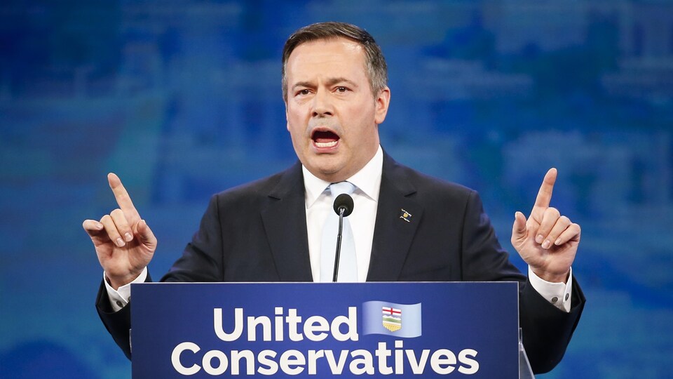 Le chef du Parti conservateur uni Jason Kenney à la tribune le soir de sa victoire aux élections du 16 avril 2019.