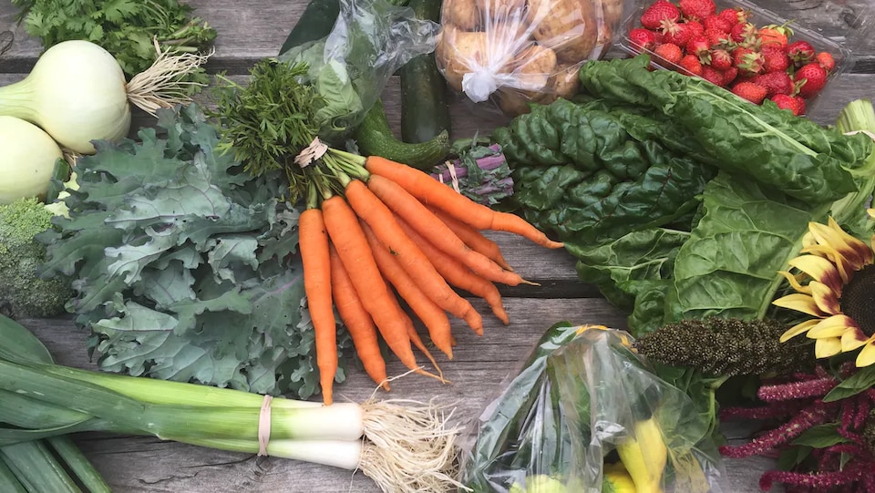 Des fruits et des légumes déposés sur une table.