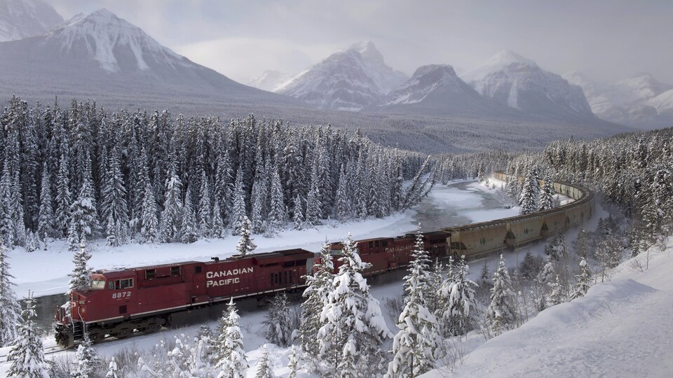 Un train de marchandises du Canadien Pacifique négocie la courbe de Morant, près de Baker Creek, en Alberta. (Photo d'archives)