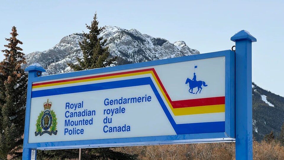 Une affiche marque l'entrée du poste du détachement de la Gendarmerie royale du Canada de Banff, en Alberta.