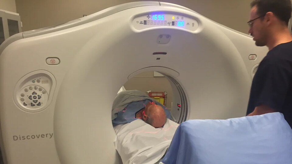 Une personne subit un examen par tomodensitométrie dans un hôpital de Calgary.