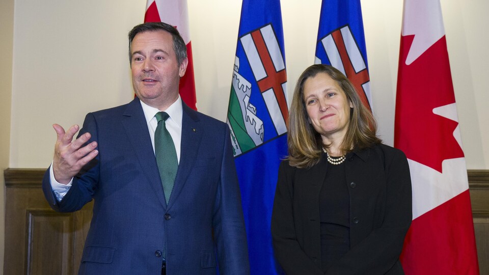 Le premier ministre de l'Alberta, Jason Kenney, et la vice-première ministre du Canada, Chrystia Freeland, s'adressent aux médias en marge d'une rencontre, à Calgary, le mardi 7 janvier 2020.
