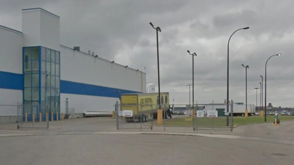 Un camion de livraison entre dans la cour de l'entrepôt du nord-est de Calgary.