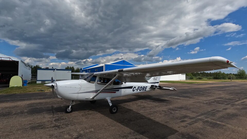 Un avion de type Cessna 172 immatriculé C-FORE est stationné à l'aéroport de Cooking Lake, au sud-est d'Edmonton, en Alberta, en 2022.
