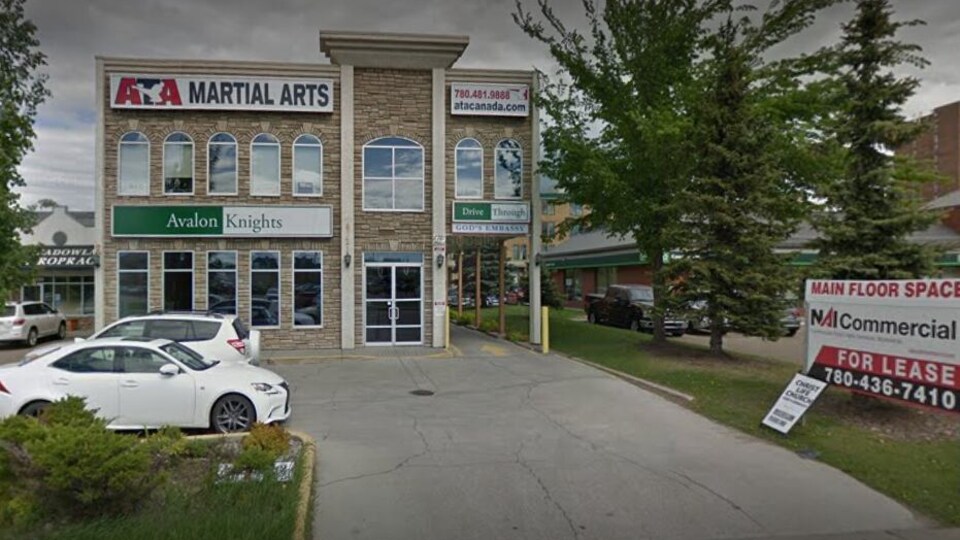 Façade de l'école ATA Martial Arts, à Edmonton.