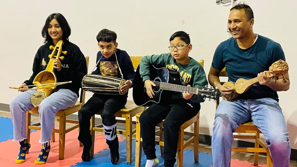 Samriddhi Shrestha, Jason Baral, Rojan Shrestha et Deepesh Shrestha jouent de la musique à l'École de langue et de culture népalaise Juneli, à Edmonton, sur une photo non datée.