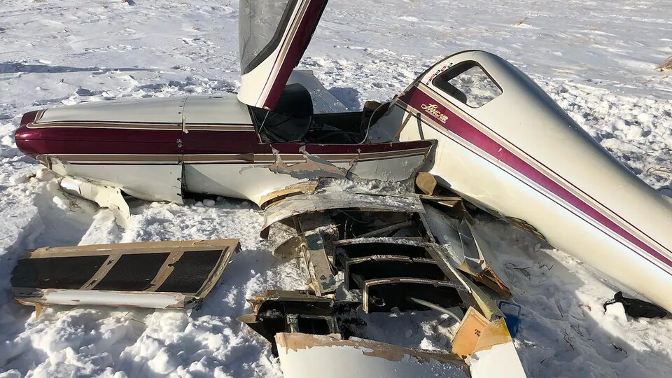 Restes d'un petit avion écrasé dans un champ près de l'aéroport de Josephburg, en Alberta, le samedi 20 février 2021.