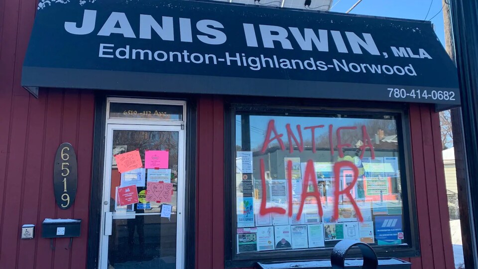 Façade du bureau de la députée sur laquelle un graffiti la traitant de «menteuse antifa» est peint en rouge, le 27 février 2021.