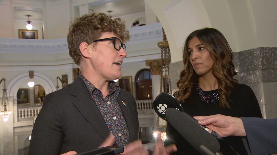 Les députés néo-démocrates Janis Irwin (à gauche) et Rakhi Pancholi (à droite), lors d'une mêlée de presse dans les couloirs de l'Assemblée législative de l'Alberta, en avril 2022.