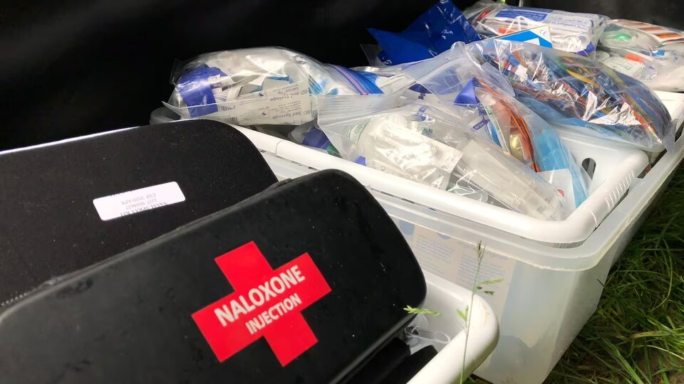 Des trousses de naloxone et du matériel nécessaire à l'injection sécuritaire de drogue reposent dans des bacs sur une photo non datée.