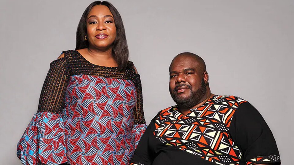 Nneka Otogbolu (à gauche) et Greg Davis (à droite) posent pour une photo officielle.