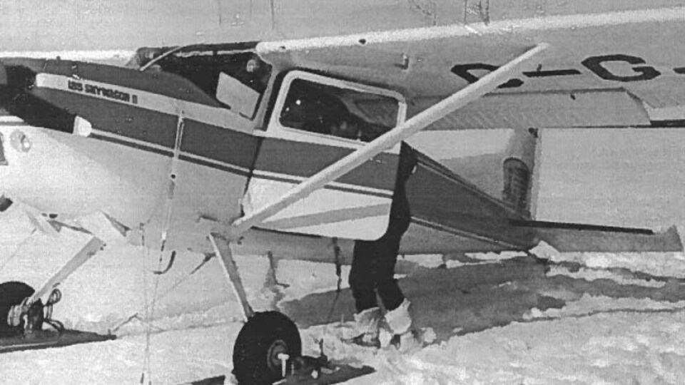 Photo ancienne d'un petit avion sur la neige.
