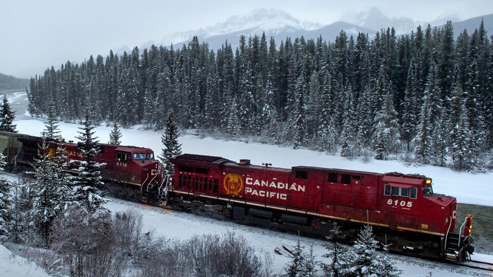 Un train du Canadien Pacifique circule sur une voie près de Lake Louise, en Alberta, le mercredi 27 novembre 2019.