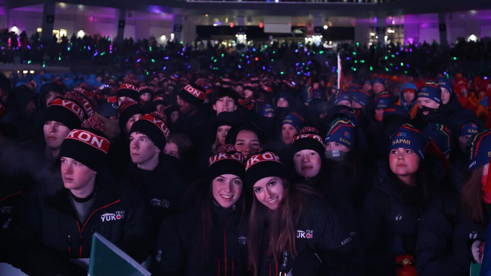 Des athlètes de toutes les délégations s'entassent pour les cérémonies d'ouverture des Jeux d'hiver de l'Arctique de Wood Buffalo, en Alberta, le dimanche 29 janvier 2023.