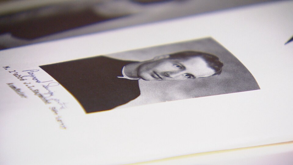 Une photo en noir et blanc montrant l'Abbé Raymond-Sévigny lorsqu'il était jeune.