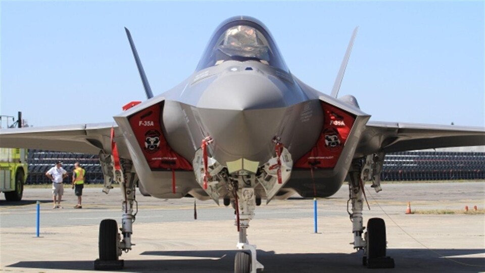 Le F-35 Lightning II vu de face. 