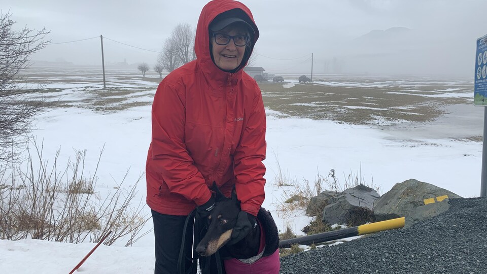 Geraldine Goodman avec son chien devant des terres enneigées. 