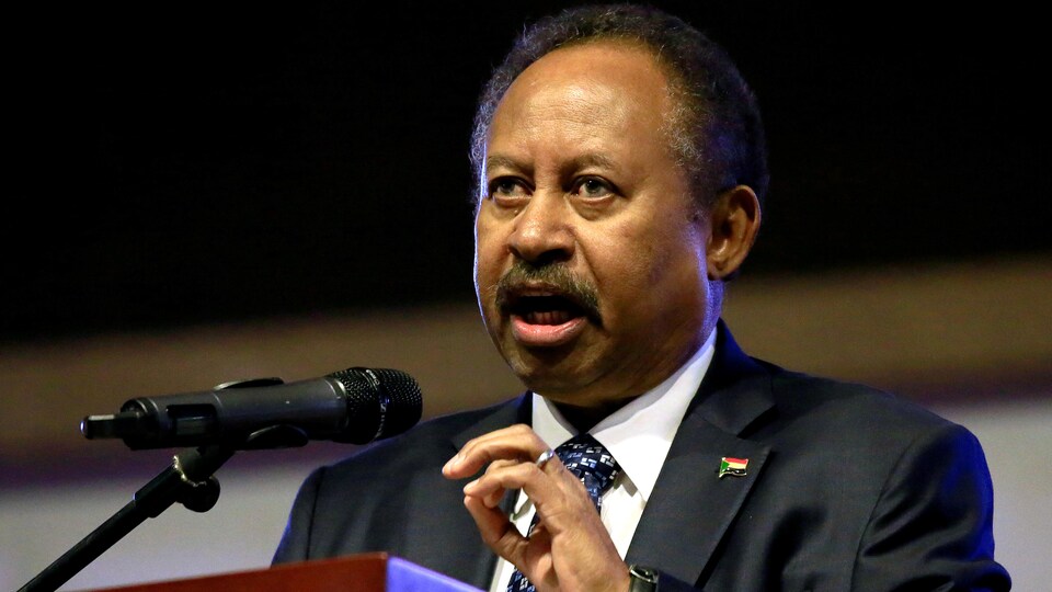 Abdallah Hamdok parle dans un micro.