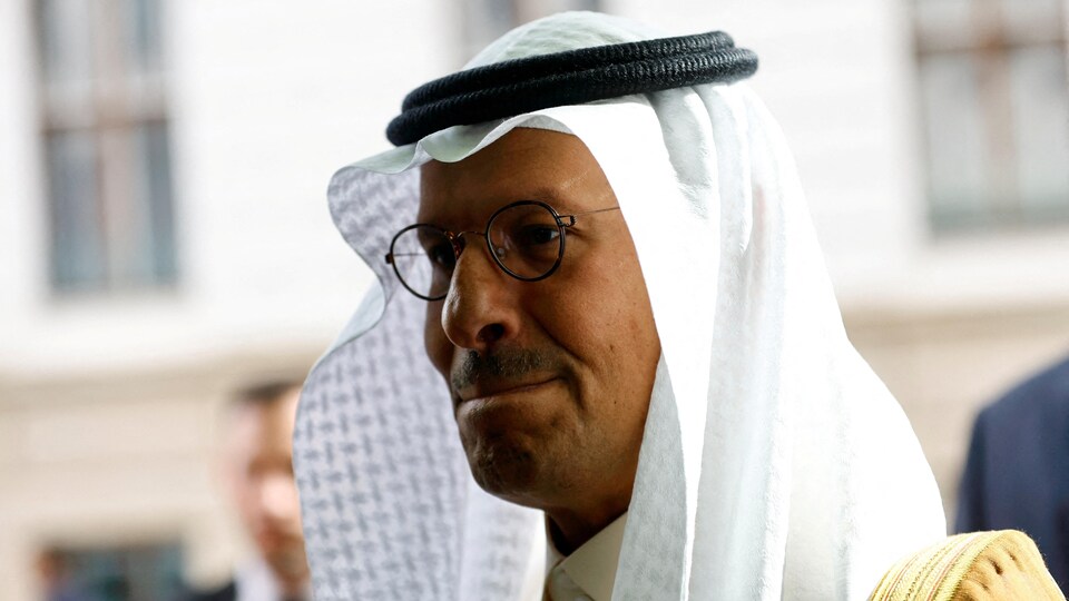 Le prince Abdulaziz bin Salman Al-Saud pose pour la caméra