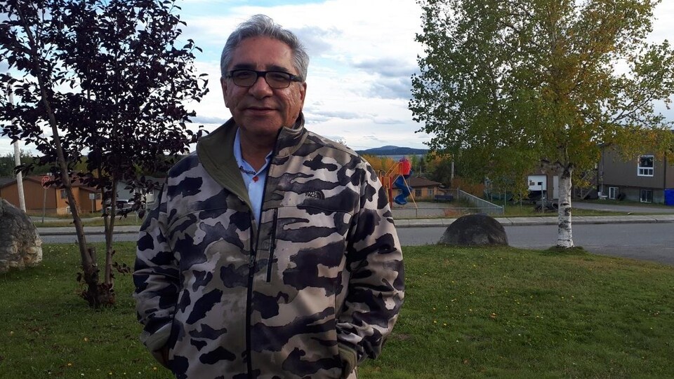 Le grand chef du Grand conseil des Cris Abel Bosum devant un parc.