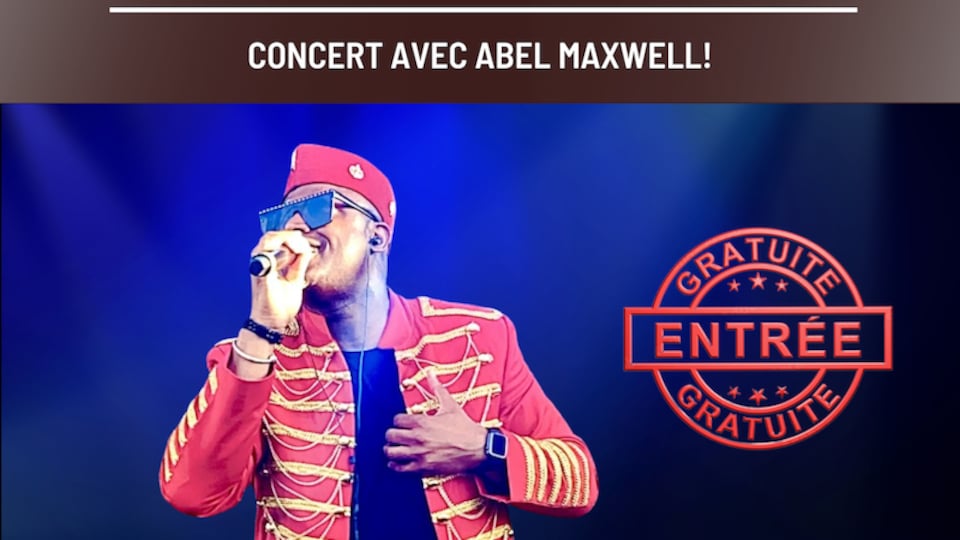Le chanteur Abel Maxwell sur scène micro  à la main.
