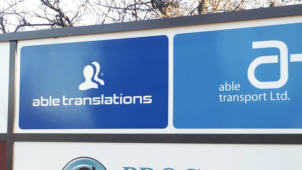 Les logos sont blancs sur fond bleu. Able Translations avec 2 silhouettes de visages et Able Transports avec la lettre A en minuscule.