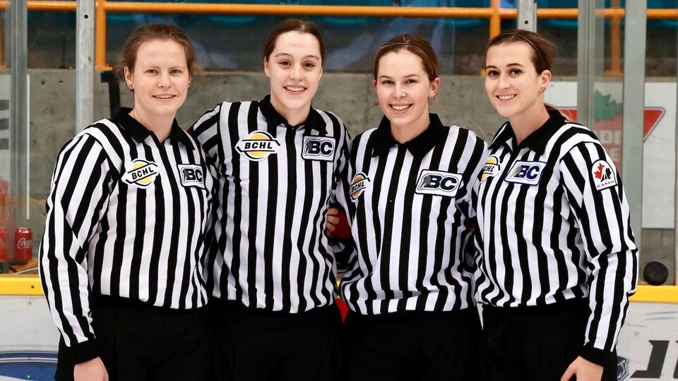 Quatre femmes arbitres : Colleen Geddes, Megan Howes, Grace Barlow et Melissa Brunn.