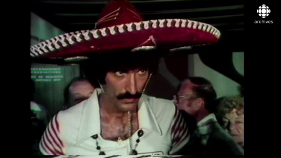 Mexicain qui porte le sombrero. 