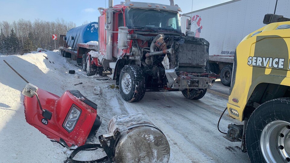 un camion lourd rouge accidenté.