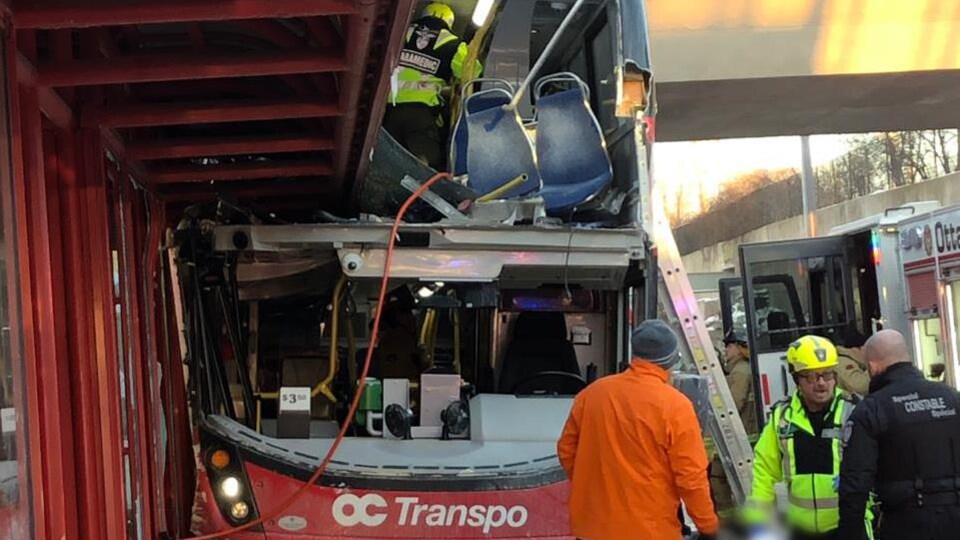Un autobus accidenté avec des secouristes tout autour.