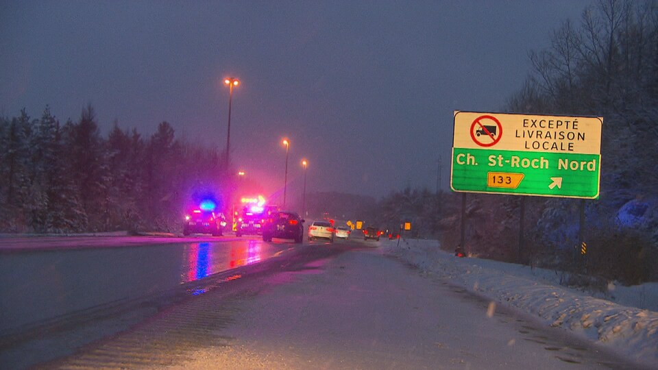 Des policiers dévient la circulation sur l'autoroute 10.