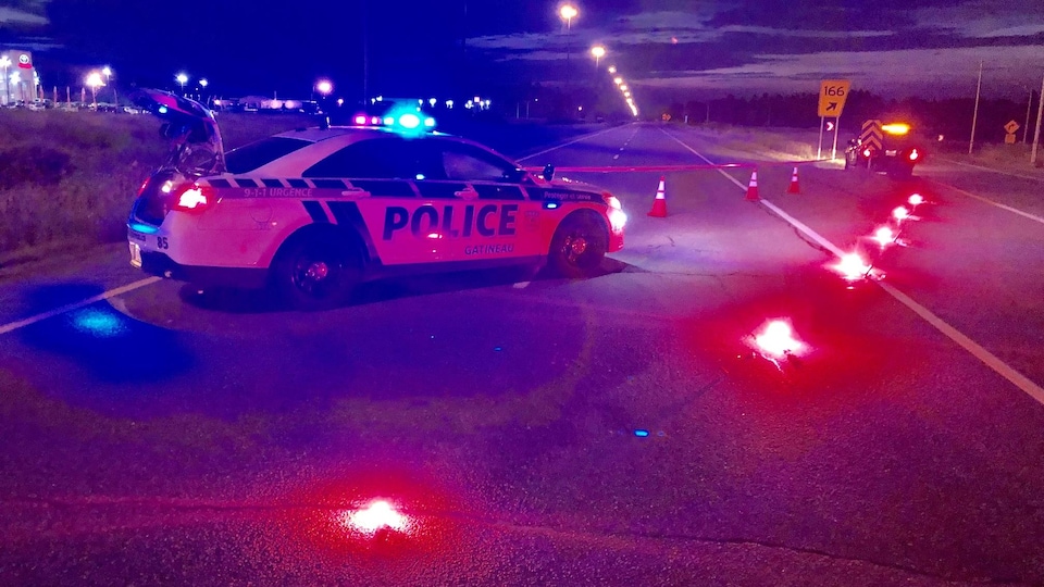 Une voiture de police de Gatineau bloque la route.