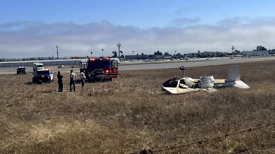 Des secouristes se trouvent près des débris d'un avion.