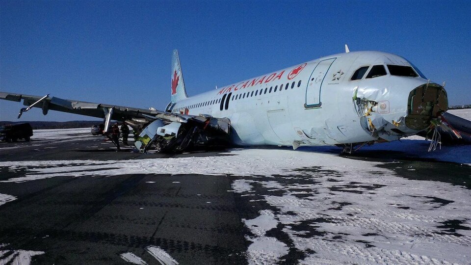 Un avion abîmé arrêté à Halifax