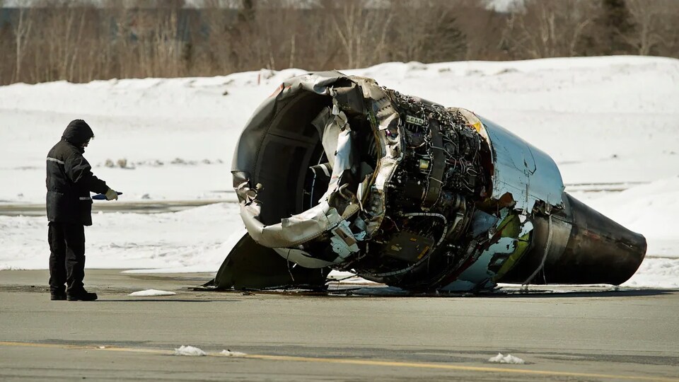 Un des moteurs de l'avion impliqué dans l'atterrisage de la fin mars 2015 à Halifax.