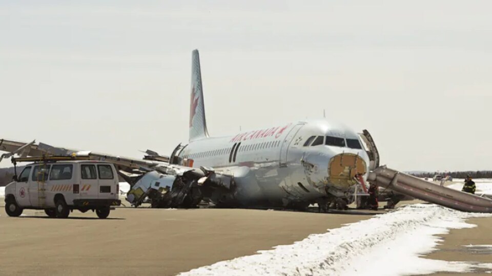 Un avion d'Air Canada a effectué un atterrisage d'urgence à l'Aéroport internation d'Halifax, en mars 2015.