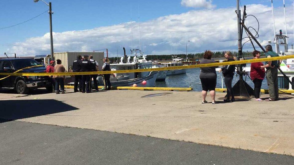 Policiers et ruban jaune de police sur le quai à Beach Point le 9 juin 2018.
