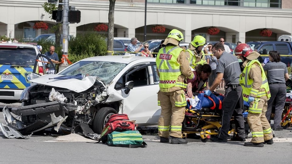 L'automobiliste fautif, qui conduisait une petite voiture blanche, a été hospitalisé.