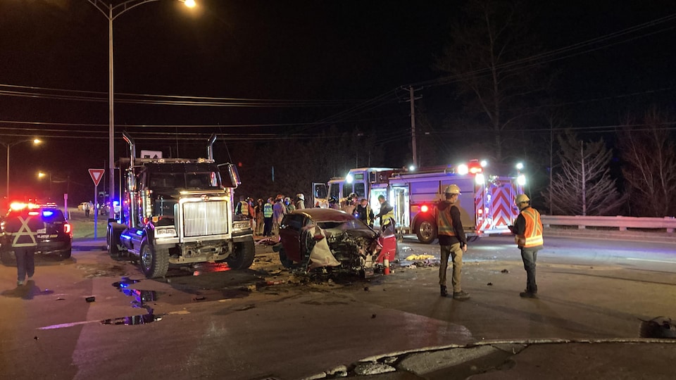 Une voiture accidentée et des premiers répondants.
