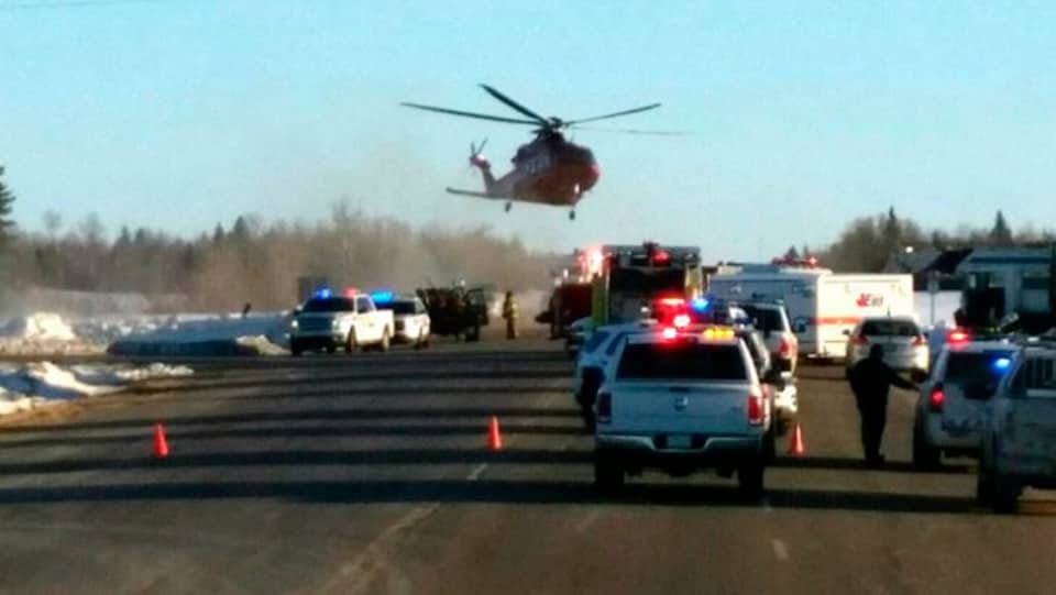 Un hélicoptère se pose sur les lieux d'un accident de la route