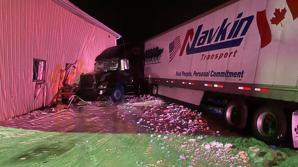 Un camion semi-remorque est entré en collision avec un garage sur une propriété située le long de la route 11 à Opasatika, à l'ouest de Kapuskasing.