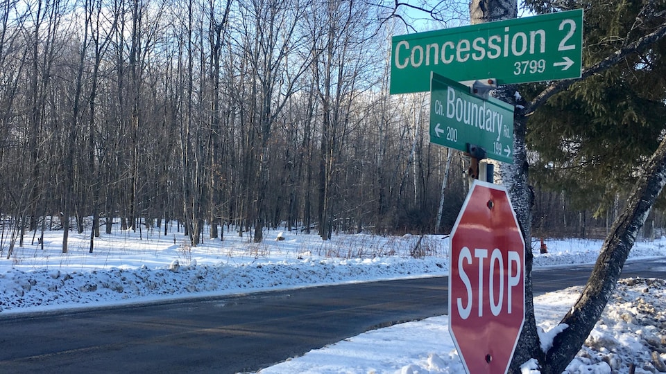 Un panneau routier indique l'intersection de la route Concession 2 et du chemin Boundary.